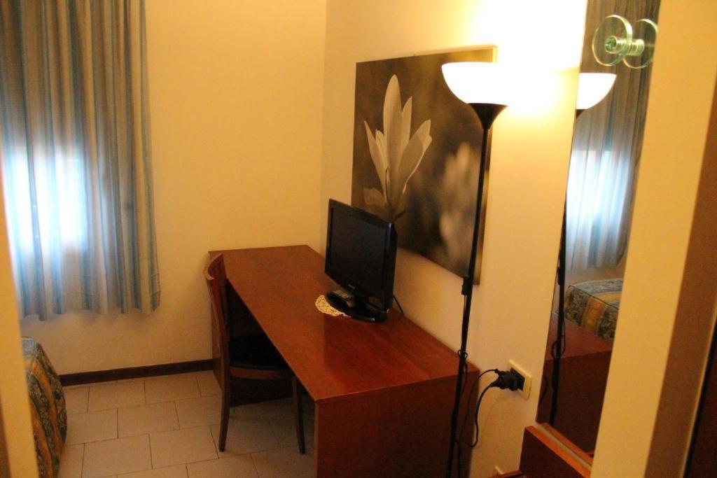 Hotel Riverside Modena Bagian luar foto