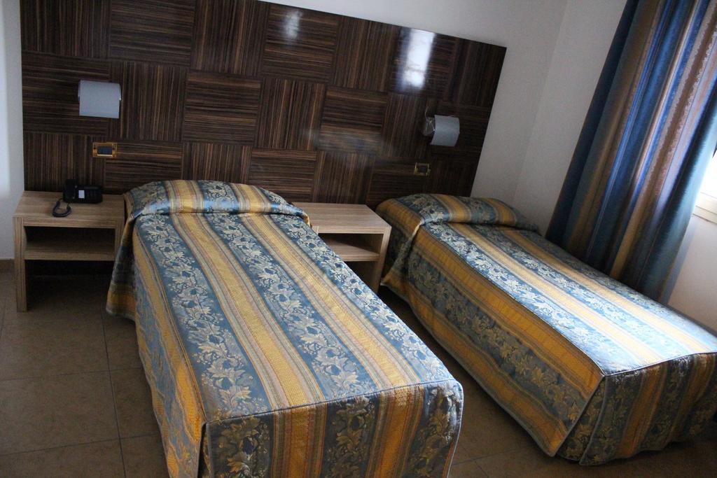 Hotel Riverside Modena Bagian luar foto