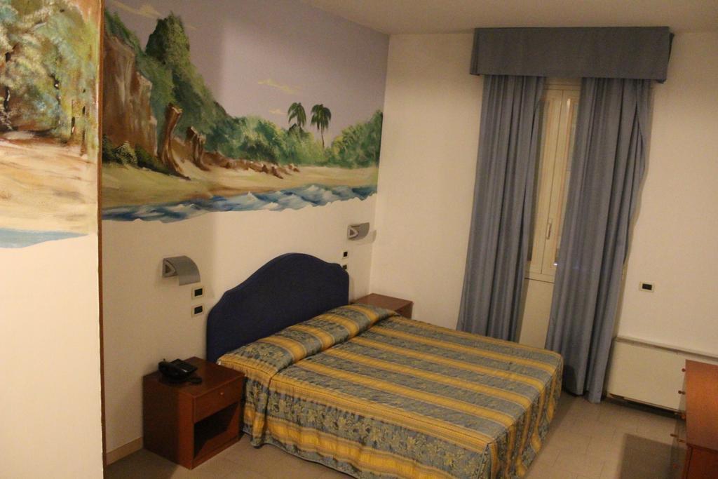 Hotel Riverside Modena Bagian luar foto