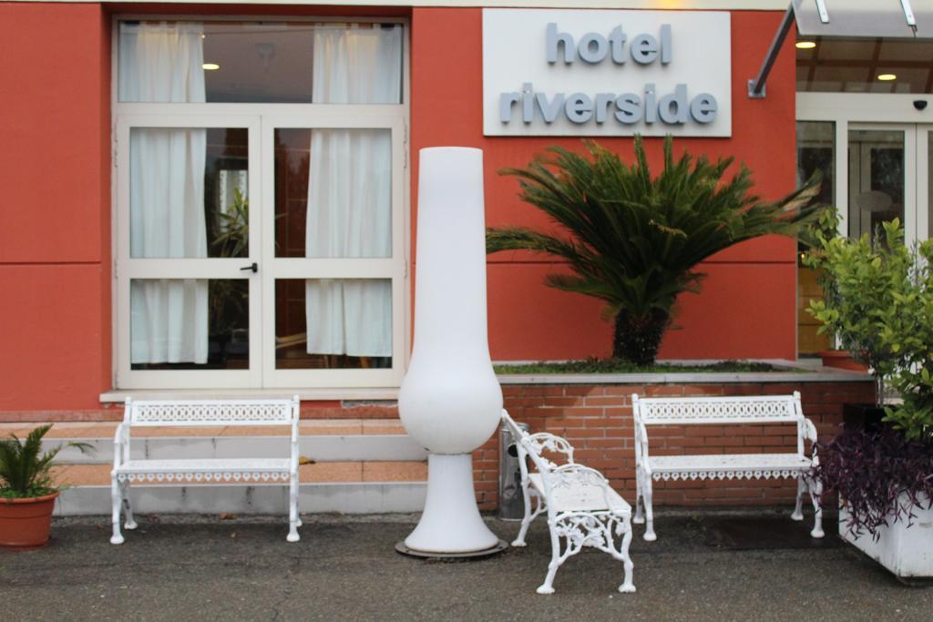 Hotel Riverside Modena Bagian luar foto