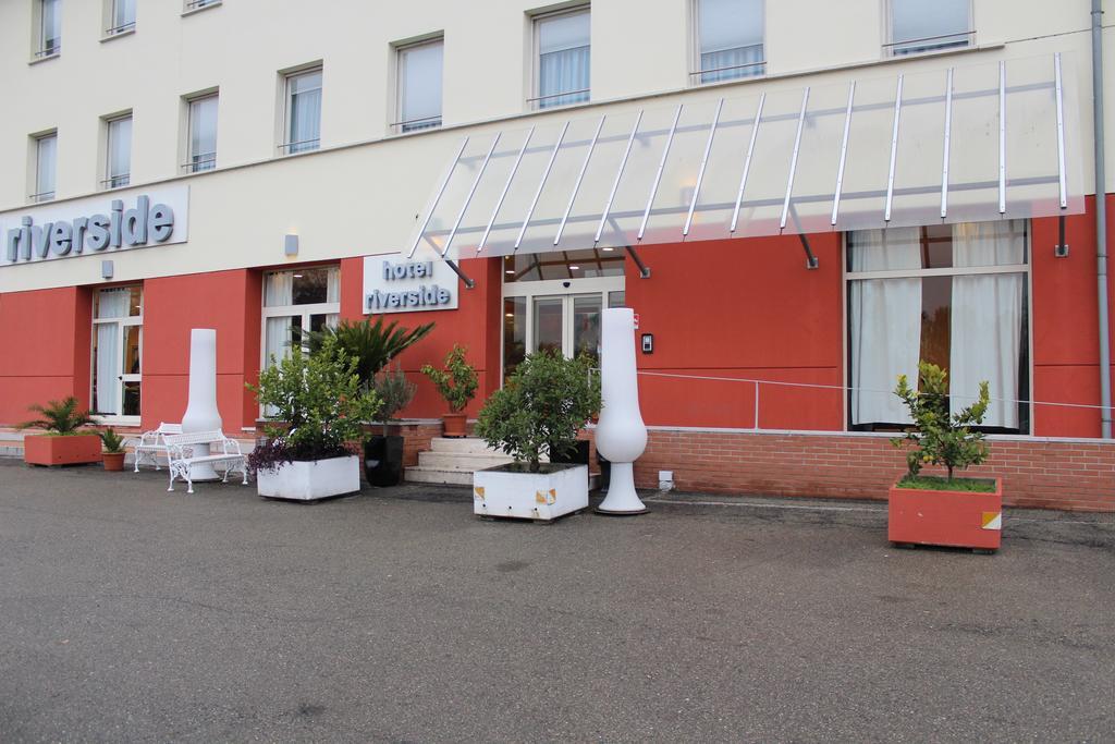 Hotel Riverside Modena Bagian luar foto