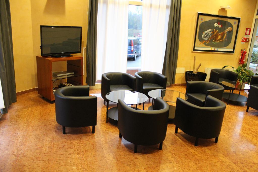 Hotel Riverside Modena Bagian luar foto