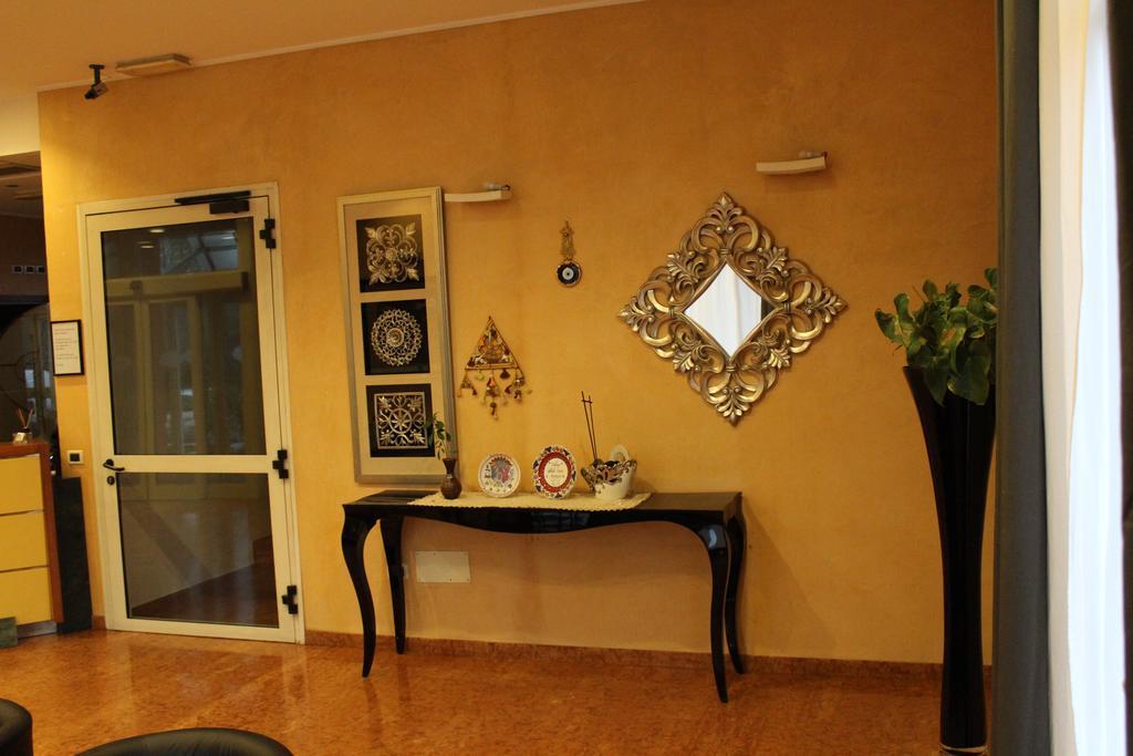 Hotel Riverside Modena Bagian luar foto