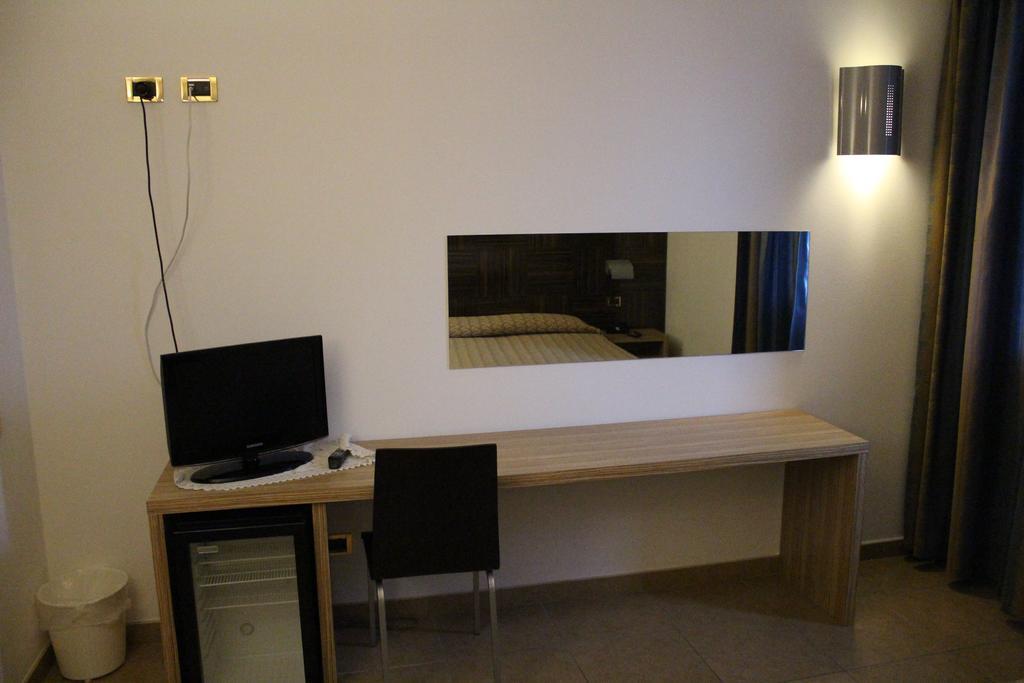 Hotel Riverside Modena Bagian luar foto