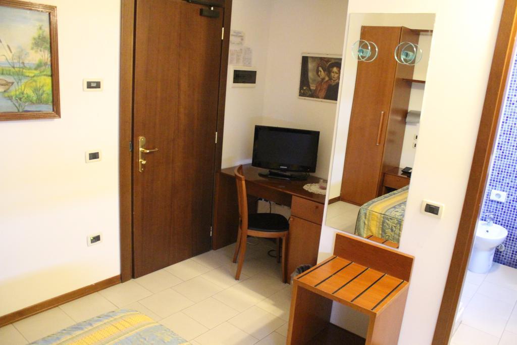 Hotel Riverside Modena Bagian luar foto