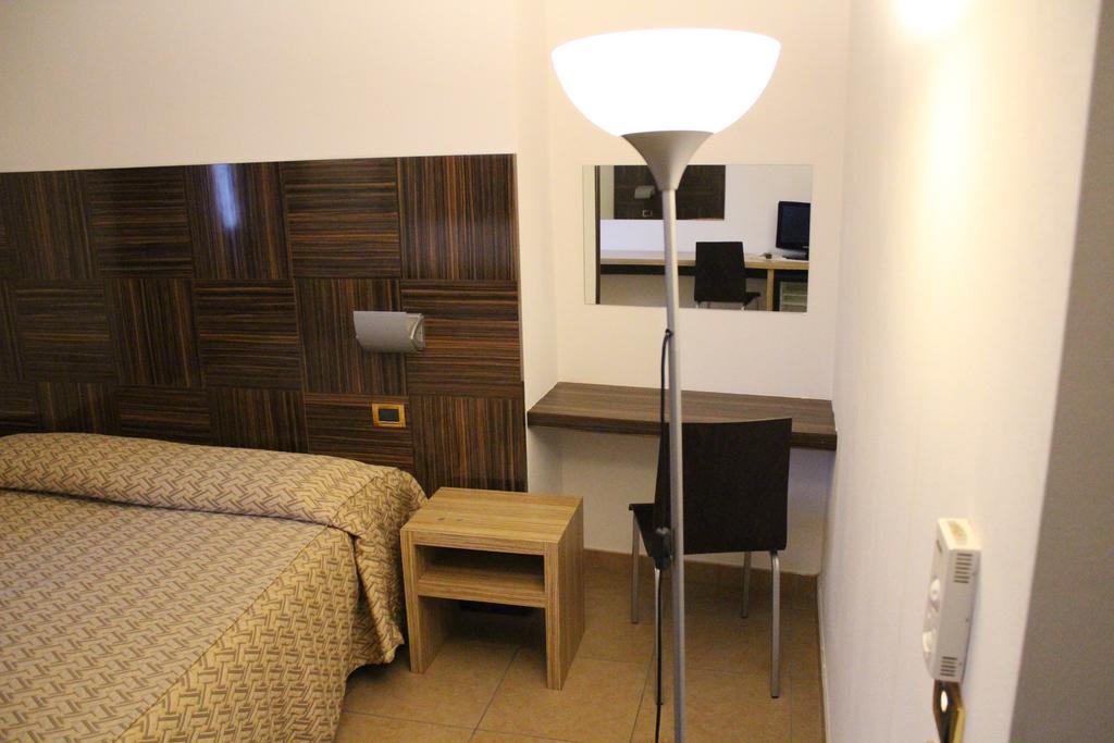 Hotel Riverside Modena Bagian luar foto