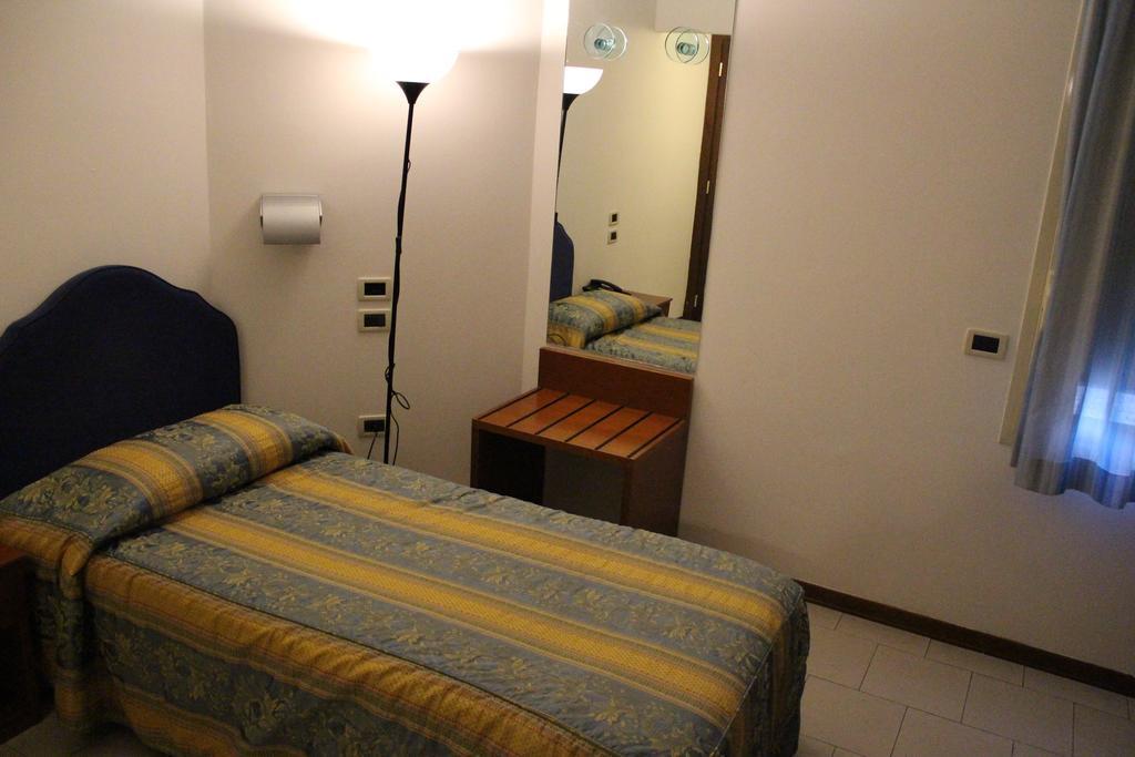 Hotel Riverside Modena Bagian luar foto