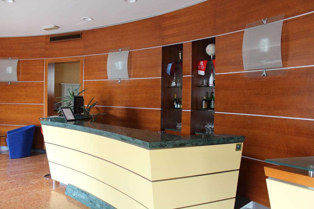 Hotel Riverside Modena Bagian luar foto