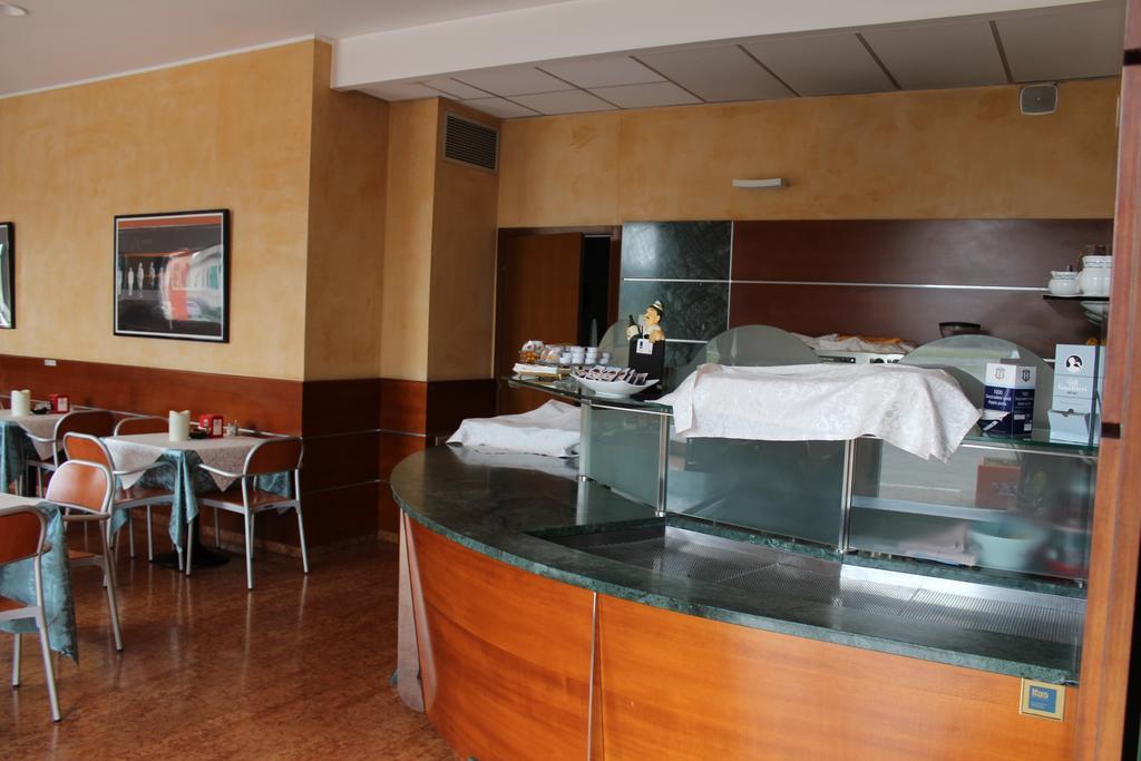 Hotel Riverside Modena Bagian luar foto