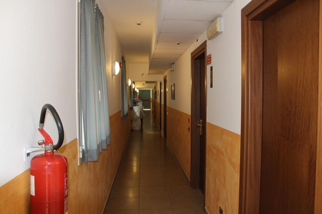 Hotel Riverside Modena Bagian luar foto