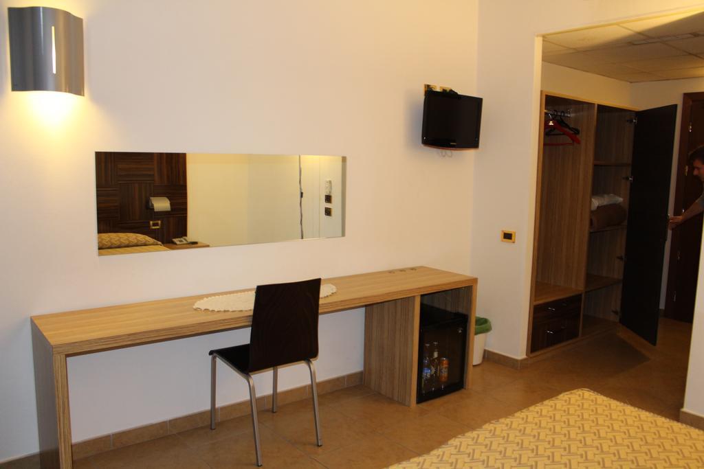 Hotel Riverside Modena Bagian luar foto