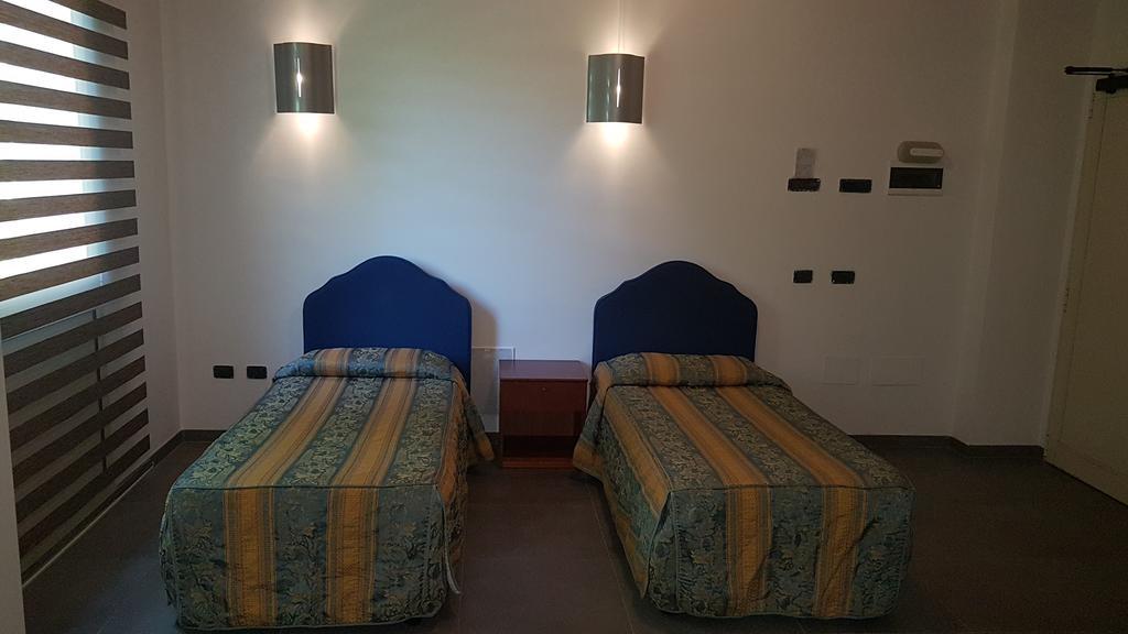 Hotel Riverside Modena Bagian luar foto
