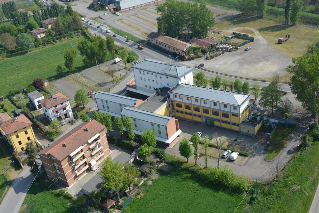 Hotel Riverside Modena Bagian luar foto