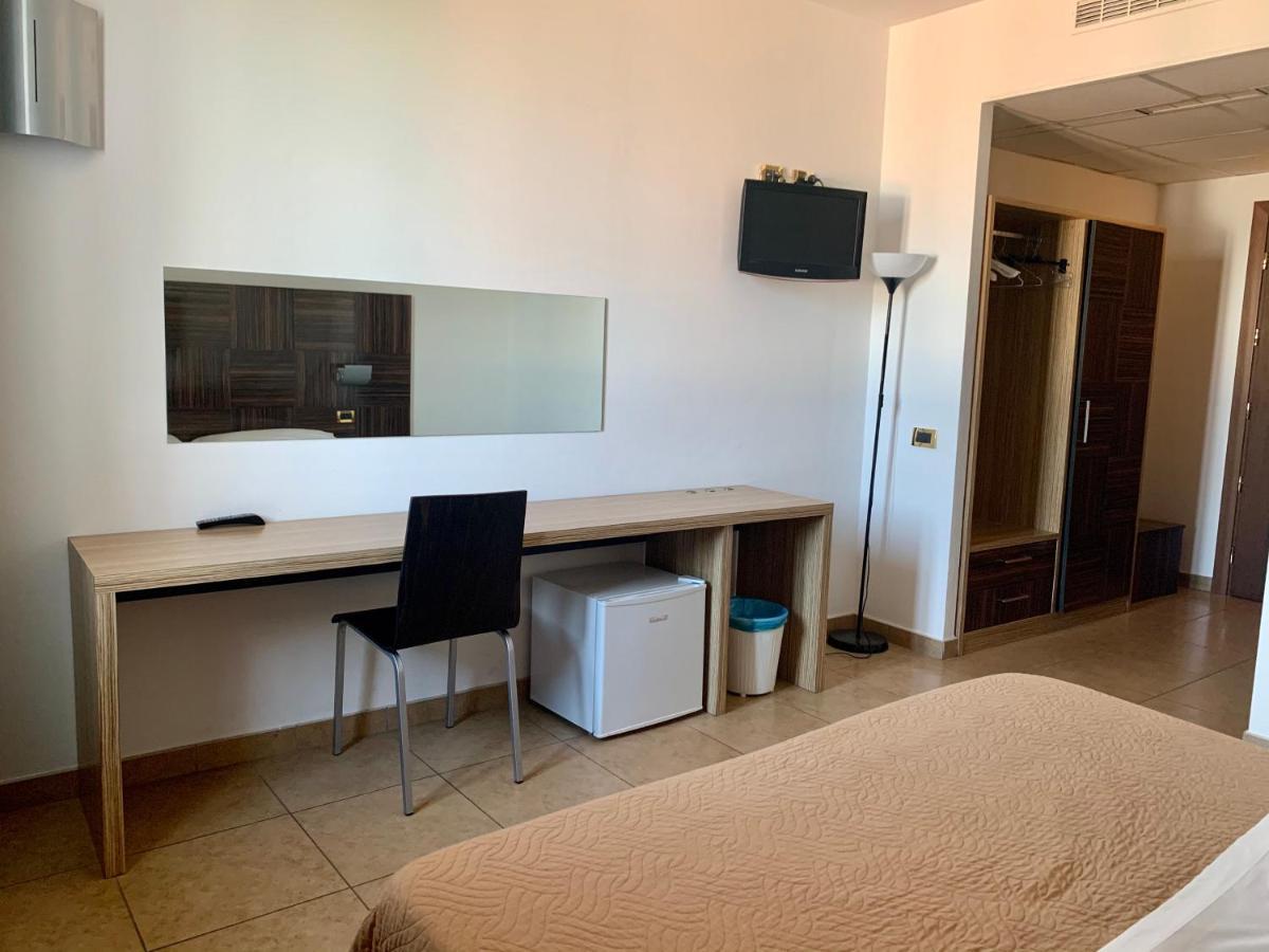 Hotel Riverside Modena Bagian luar foto