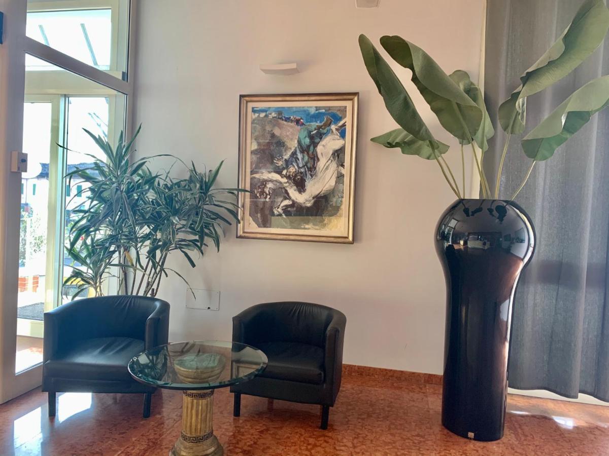 Hotel Riverside Modena Bagian luar foto