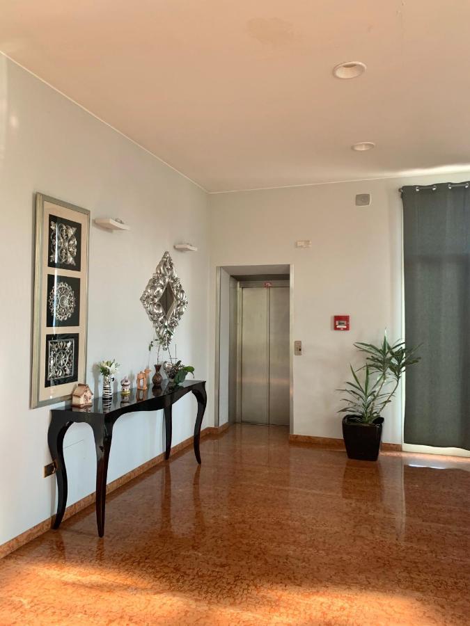 Hotel Riverside Modena Bagian luar foto